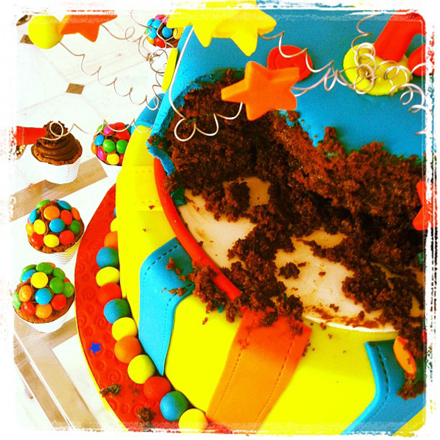 Detalhe do bolo de Guy postado por Danielle Winits (Foto: Twitter / Reprodução)