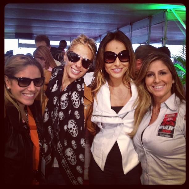Adriane Galisteu posta foto com Sabrina Sato e amigas na Fórmula Indy (Foto: Reprodução/Twitter)