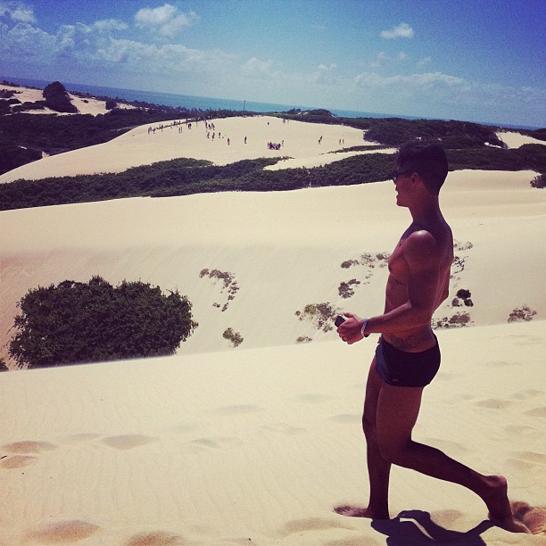 Micael Borges exibe a boa forma nas dunas de Natal (Foto: Twitter/Reprodução)