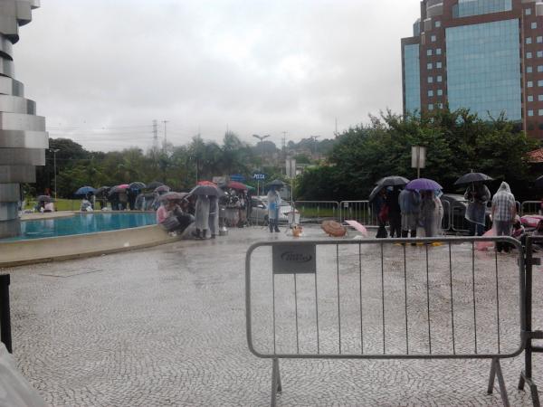 Fãs aguardam Demi Lovato sob chuva no Credicard Hall, em São Paulo (Foto: Reprodução/Twitter)