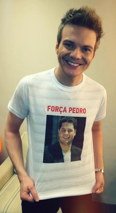 MIchel Teló posta mensagem e foto com camiseta de apoio a Pedro Leonardo (Foto: Facebook)