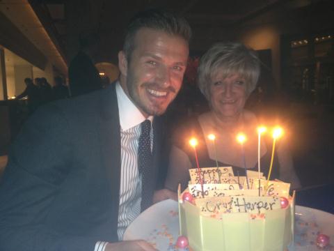 David Beckham comemora aniversário ao lado da mãe (Foto: Twitter/Reprodução)