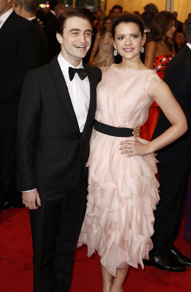 Daniel Radcliffe e Rosie Coker no baile da gala do Metropolitan em Nova York, nos Estados Unidos (Foto: Reuters/ Agência)