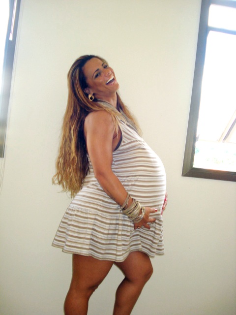 Viviane Araújo brinca e posa com 'barrigão de grávida' (Foto: Twitter/Reprodução)