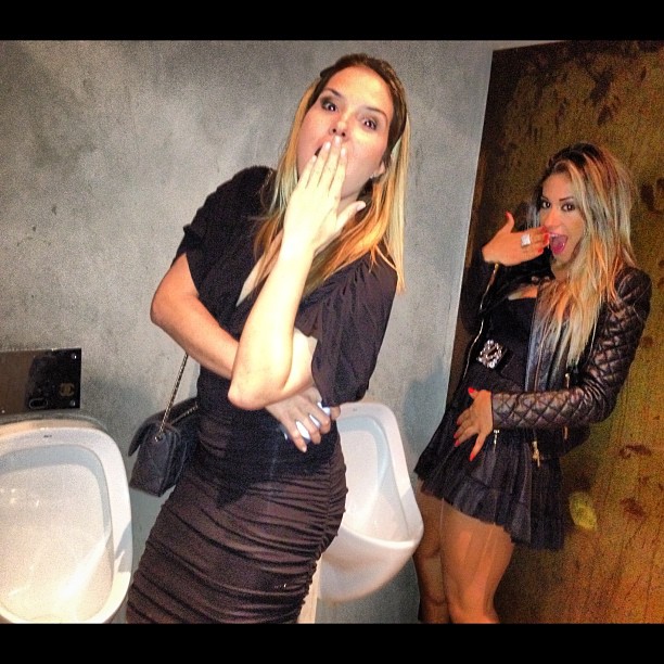 Ex-BBB Mayra Cardi com amiga em banheiro masculino (Foto: Twitter/ Reprodução)