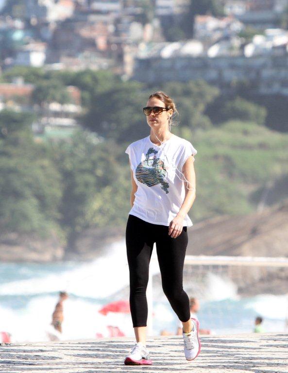 Luana Piovani caminha na praia (Foto: André Freitas/ Ag. News)