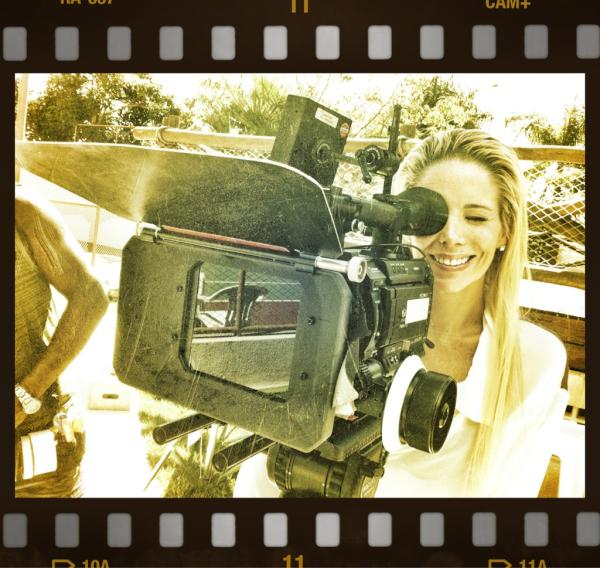 Danielle Winits filma comercial em Goiânia e brinca com câmera (Foto: Twitter/Reprodução)