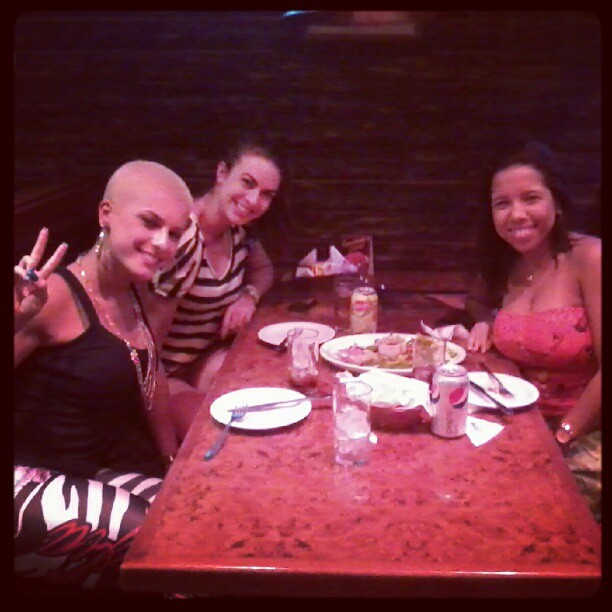 Panicats Babi Rossi e Renata Molinaro jantam com uma amiga em São Paulo (Foto: Twitter/ Reprodução)