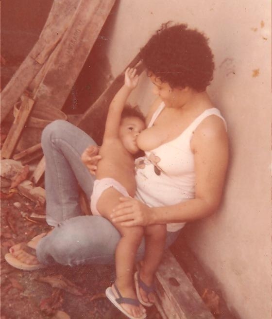 Dona Fátima amamenta a pequena Juliana Alves (Foto: Arquivo Pessoal)