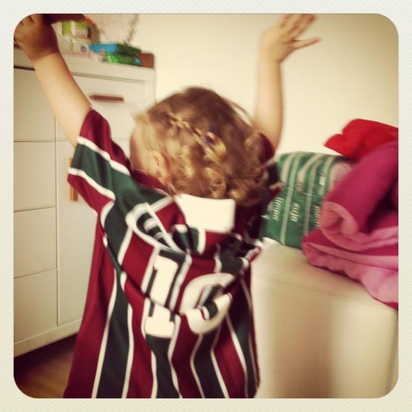 Luísa, filha de Fernanda Rodrigues, comemora título do Fluminense (Foto: Twitter)
