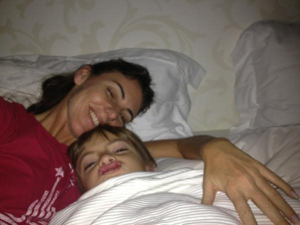 Glenda Kozlowski sendo acordada pelo filho em pleno Dia das Mães (Foto: Reprodução / Twitter)