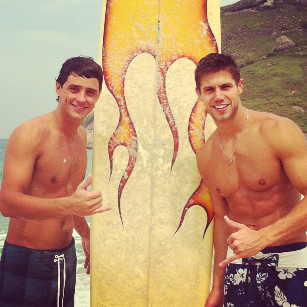 Ex-BBB Fael e Jonas posam em praia (Foto: Twitter/ Reprodução)