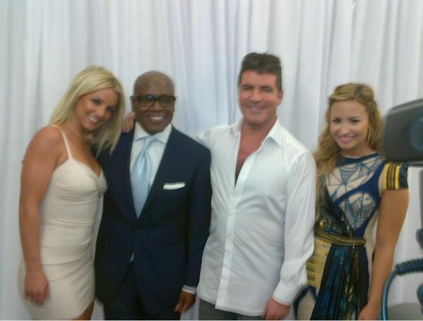 Britney e Demi Lovato são apresentada como juradas do "X Factor" (Foto: Reprodução/Facebook)