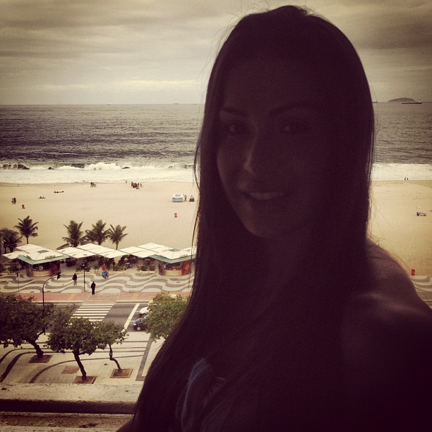 Gracyanne Barbosa na sacada do Copacabana Palace (Foto: Reprodução / Twitter)