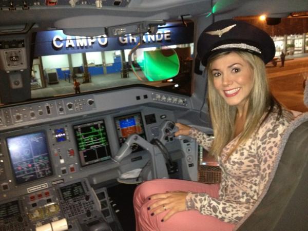 Ex-BBB Fabiana visita cabine de avião (Foto: Twitter/ Reprodução)