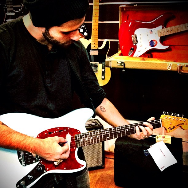 Bruno Gagliasso toca guitarra em foto no Twitter (Foto: Reprodução/Twitter)