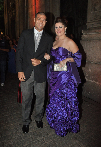 Nilton, jogador do Vasco, e a mulher na porta da igreja (Foto: Roberto Teixeira / EGO)