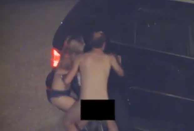 Miley Cyrus faz pegadinha com o namorado (Foto: Reprodução/YouTube)