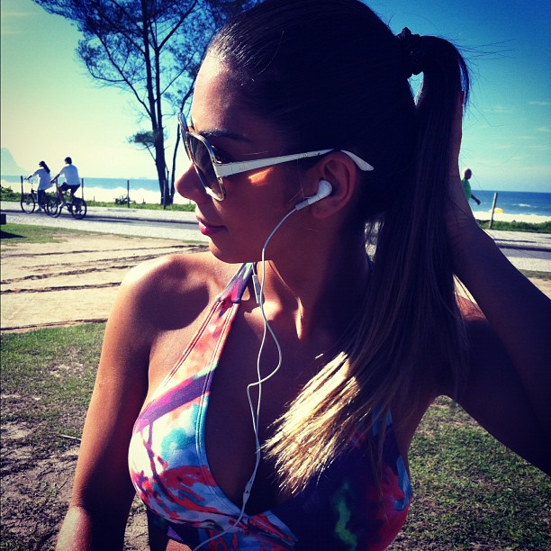 Graciella Carvalho curte praia no Rio (Foto: Reprodução / Twitter)