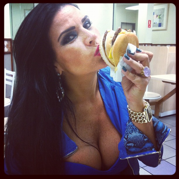 Solange Gomes posta foto devorando hamburguer (Foto: Reprodução/Twitter)