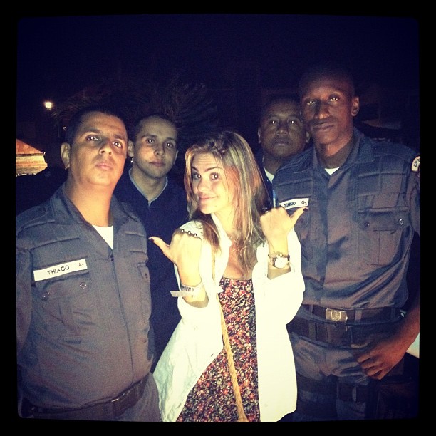 Lívia Lemos com policiais (Foto: Reprodução /Twitter)