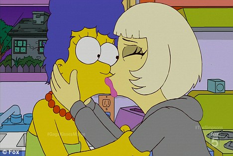 Lady Gaga beija Marge Simpson (Foto: Reprodução)