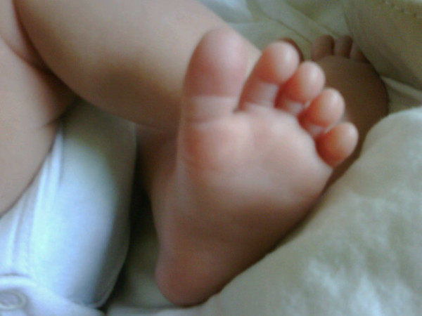 Priscila Pires posta foto do pé de seu filho, Gabriel (Foto: Reprodução/Twitter)