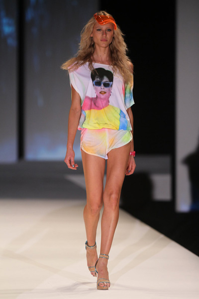 A marca também investiu em peças para o pós-praia, como camisetas com a estampa fotográfica de modelos famosos - nesse caso, quem aparece é Monique Evans