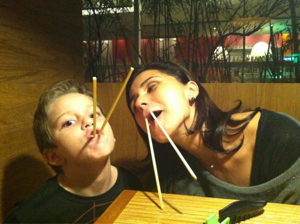 Giovanna Antonelli faz graça com o filho Pietro em restaurante (Foto: Twitter/ Reprodução)