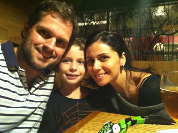 Giovanna Antonelli com o  filho Pietro e o marido Leonardo Nogueira em restaurante (Foto: Twitter/ Reprodução)
