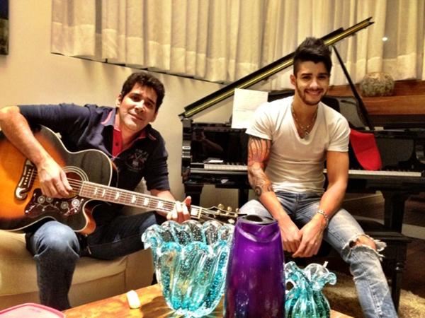 Gusttavo Lima e o irmão compondo 'músicas lindas' (Foto: Reprodução/Twitter)