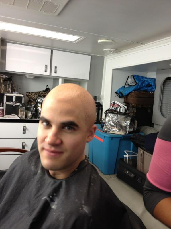 Darren Criss raspa a cabeça (Foto: Reprodução/Twitter)