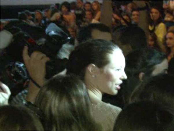 Paolla Oliveira cercada por jornalistas no Fashion Rio (Foto: Reprodução/Vídeo EGO)