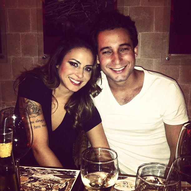Rafael Almeida comemora aniversário em jantar com a namorada Alinne Rosa (Foto: Twitter/ Reprodução)