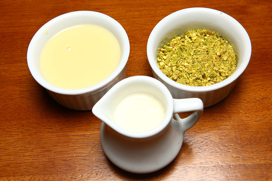 Ingredientes para o brigadeiro de pistache: 1 lata de leite condensado, 30 ml de creme de leite fresco e 30 g de pistache
