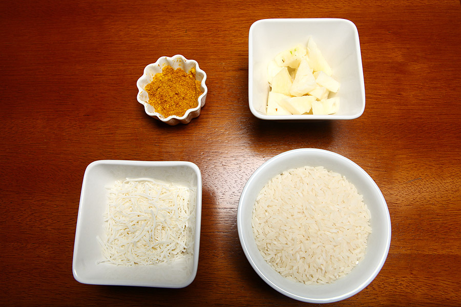 Ingredientes para o arroz: 100 g de arroz jasmim, sal e pimenta-do-reino a gosto, 40 g de abacaxi em cubos, 1 colher (café) de curry em pó, 15 g de coco ralado seco e 10 ml de azeite composto (que não satura)