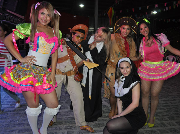 Dançarinas do Aviões do Forró posam com roupas caipiras (Foto: Divulgação)