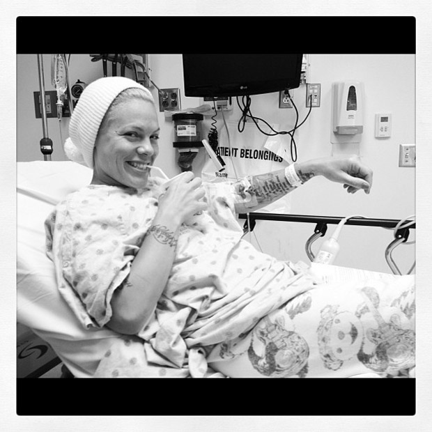 Pink posta foto no hospital (Foto: Instagram / Reprodução)