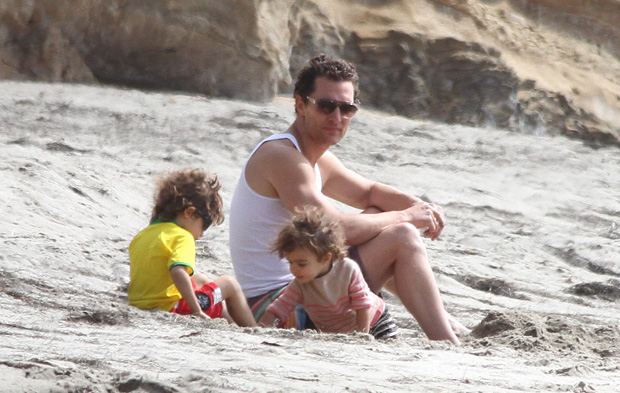  Matthew McConaughey com os filhos Vida e Levi (Foto: X17)