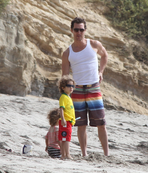  Matthew McConaughey com os filhos Vida e Levi (Foto: X17)