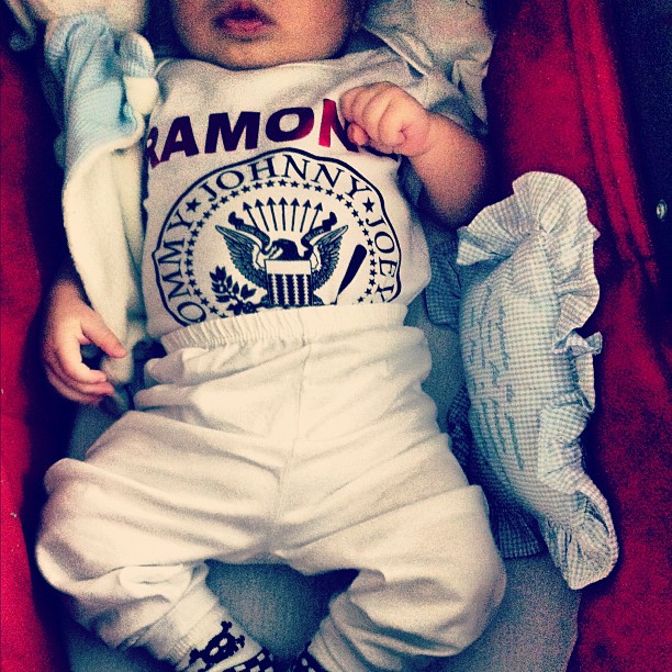 Dom veste camisetinha do grupo Ramones. Rock 'n' roll, baby!!!
