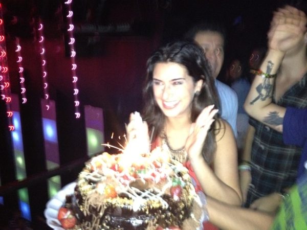 Fernanda Paes Leme ganha bolo de aniversário (Foto: Twitter/ Reprodução)