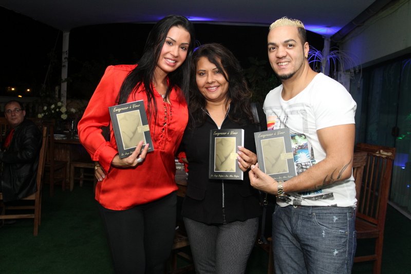 Belo e Gracyanne Barbosa em lançamento de livro (Foto: Anderson Borde / AgNews)