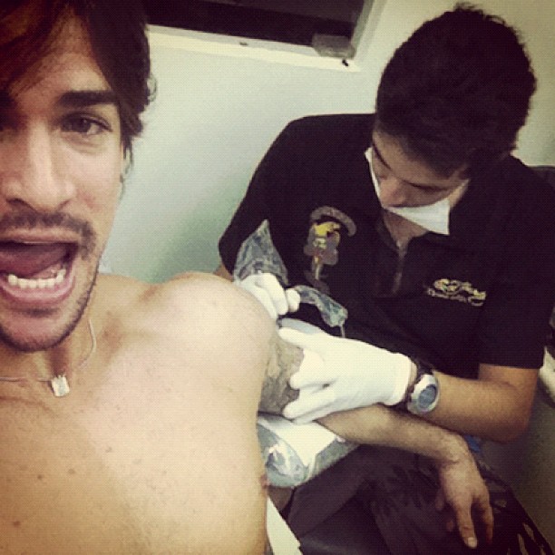 Ex-BBB Rodrigo posta foto em que aparece retocando a tatuagem (Foto: Reprodução/Twitter)