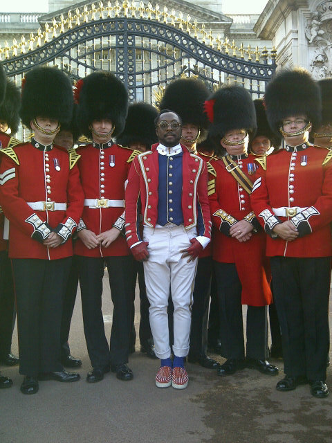 O cantor fotografa com os soldados da guarda britânica (Foto: Reprodução/Twitter)