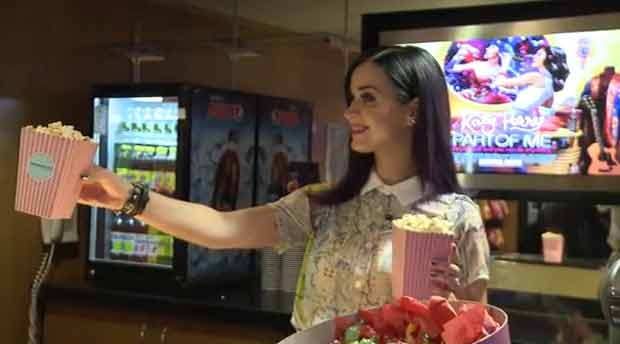 Katy Perry surpreende fãs com aparição surpresa em cinema (Foto: Reprodução/YouTube)