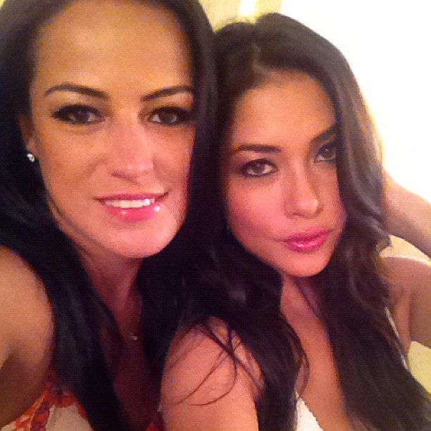 A ring girl Arianny Celeste e a 'amiga' Claudia Cardenas (Foto: Reprodução / Twitter)