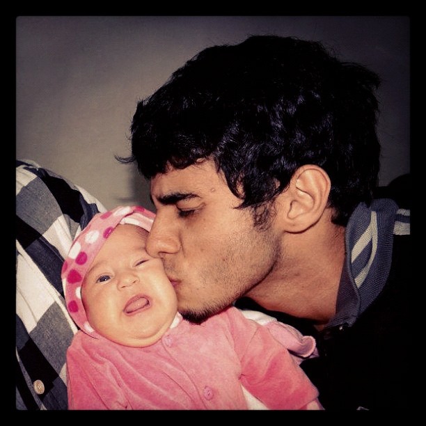 Pérola, filha da cantora Perlla, com o pai, Cássio Castilhol (Foto: Reprodução/Twitter)