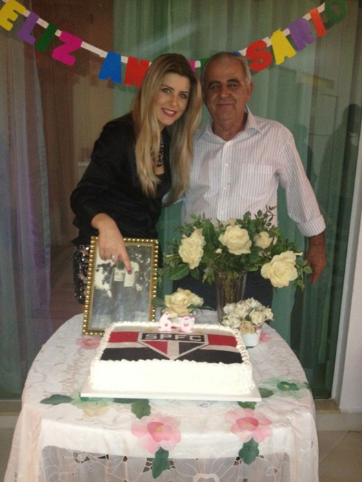 Iris Stefanelli na festa de aniversário de 60 anos do pai, Antonio Carlos Stefanelli (Foto: Reprodução / Twitter)