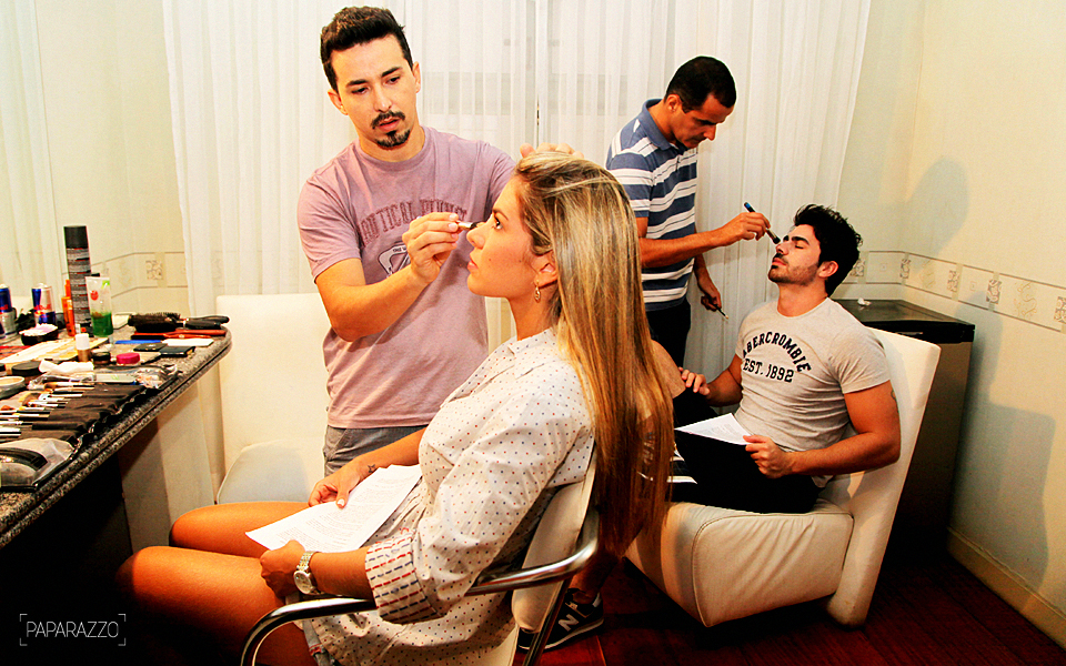 Os ex-BBBs Adriana e Rodrigão se preparam para o ensaio com os maquiadores Ewerton Pacheco e Rogério Burnett